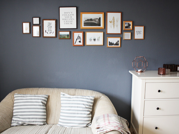 Kuddelmuddel: diy: wohnzimmer makeover und gallery wall Wohnzimmer blaue wand