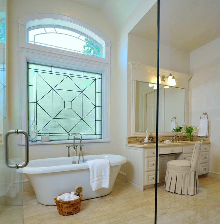 bagno con grande specchio immagine