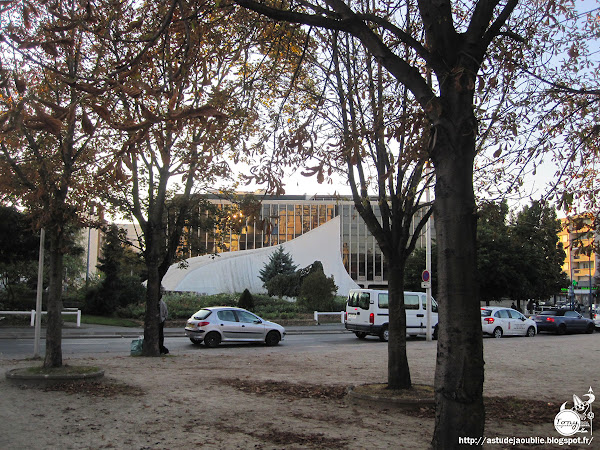 Bobigny - Bourse du travail  Architecte: Oscar Niemeyer  Construction: 1974, inaugurée en 1978