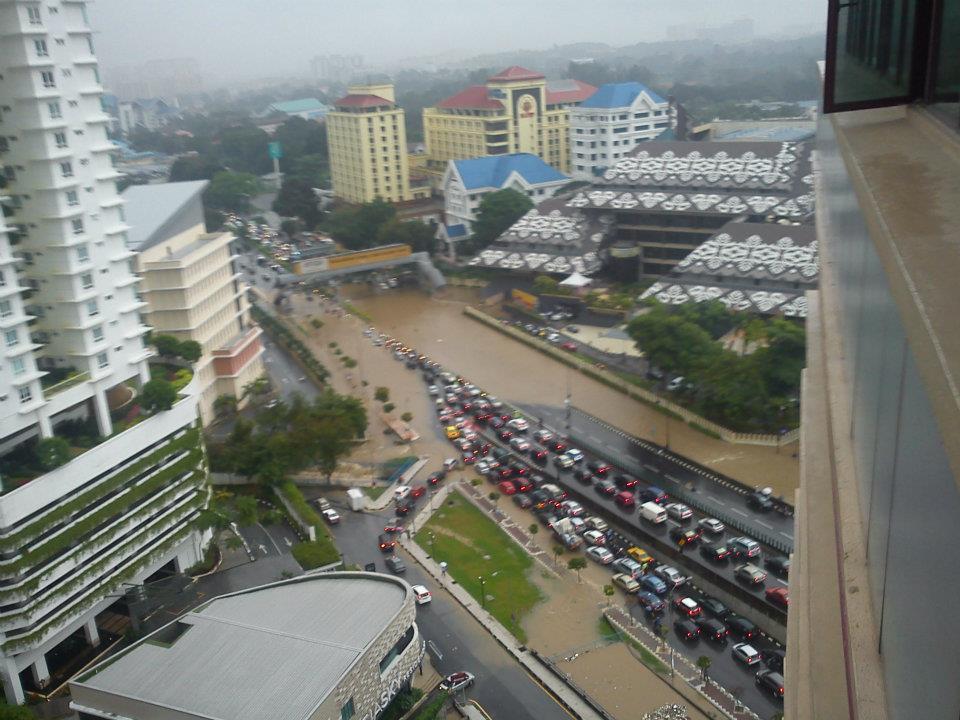 Gambar banjir kilat di Jalan Tun Razak, Kuala Lumpur 13 Disember 2011