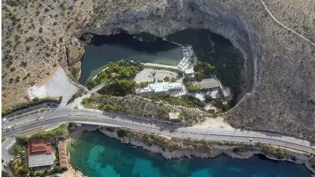 Το μυστήριο της λίμνης της Βουλιαγμένης Το μυστήριο της λίμνης της Βουλιαγμένης