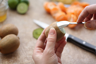 How+to+peel+a+kiwi+with+a+spoon+3