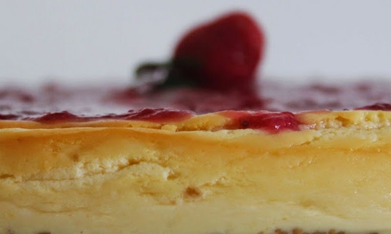 Cheescake De Chocolate Blanco Y Coulis De Fresa