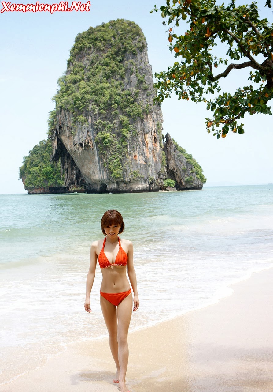 Yumiko Shaku mặc bikini màu đỏ đi du lịch