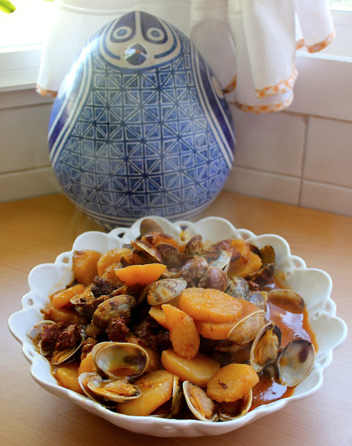 Cocinar es vivir y Bordar también Patatas con almejas y chorizo