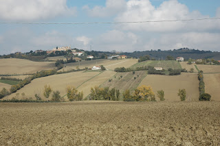 le colline più vicine al mare con i paesi sulle creste the hills close to the sea with the countries on the ridges