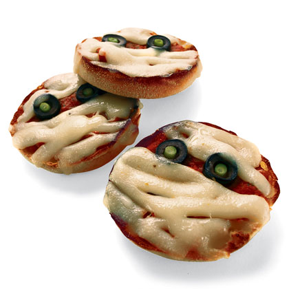 Plan to make these cute mummy pizzas this week. Aren't they fun? My kids