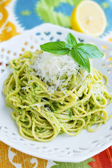 Creamy Avocado Pasta – Creamy, healthy and oh-so delicious pasta with avocado, lemon and basil. It's what dreams are made of! | thecomfortofcooking.com