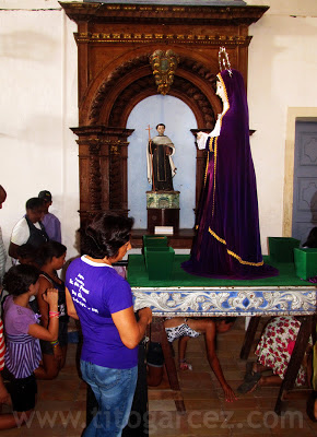 Festa de Nosso Senhor dos Passos, em São Cristóvão - Sergipe Enquanto a imagem de Maria permanece na Igreja da Ordem Terceira do Carmo, também conhecida como Igreja do Senhor dos Passos, fieis fazem fila para cumprir o tradicional ritual de passar abaixo da mesma