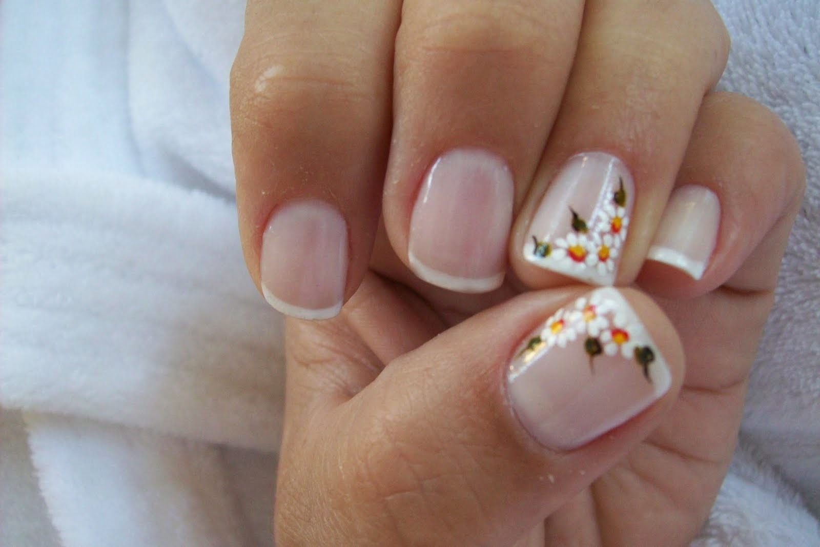 Sencillo pero lindo decorado de uñas con flores, ideal para una ocasión especial