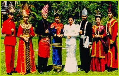 Contained in Sulawesi: Traditional Clothes from Sulawesi Provinces