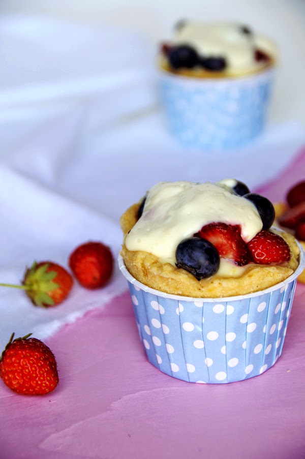 Törtchen mit Mürbeteig Törtchen Rezept mit Erdbeeren, Heidelbeeren und Pudding