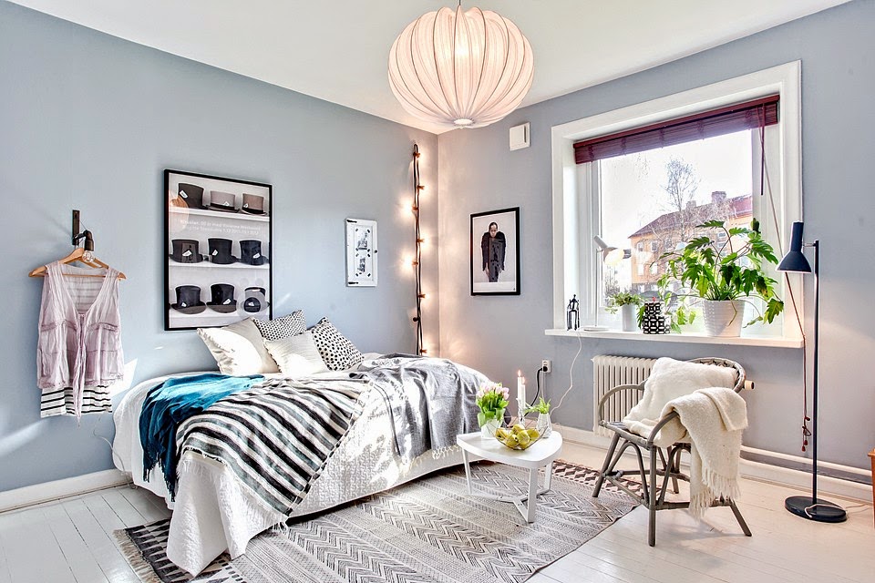 Decoración fácil: un pequeÃo apartamento con paredes en color azul ... Color paredes con muebles blancos
