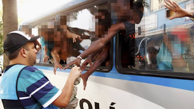 Os adolescentes foram abordados pela PM em ônibus e levadas para o Centro Integrado Foto: Thiago Freitas / Extra