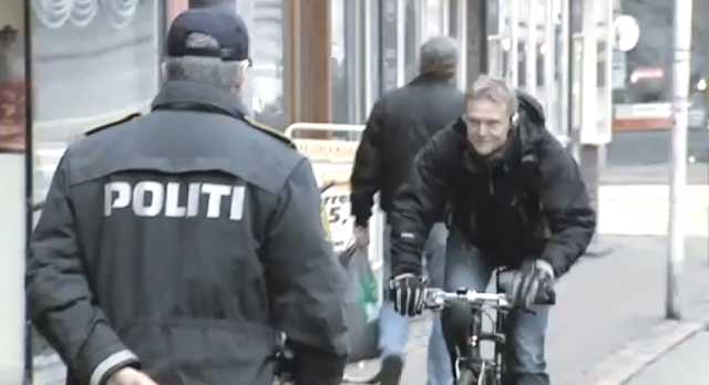 Policiais abordam ciclistas com abraço