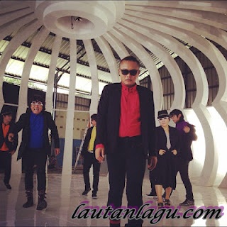 http://4.bp.blogspot.com/-vmVlDxQ72qc/T6EIww1snxI/AAAAAAAAB_I/0Z2MPSXC4HM/s1600/Super+Senior+-+Potong+Bebek+Angsa.jpg