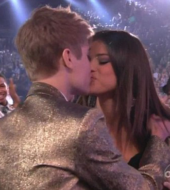 Selena Gomez Y Justin Bieber Kissing. images selena gomez and justin bieber selena gomez and justin bieber
