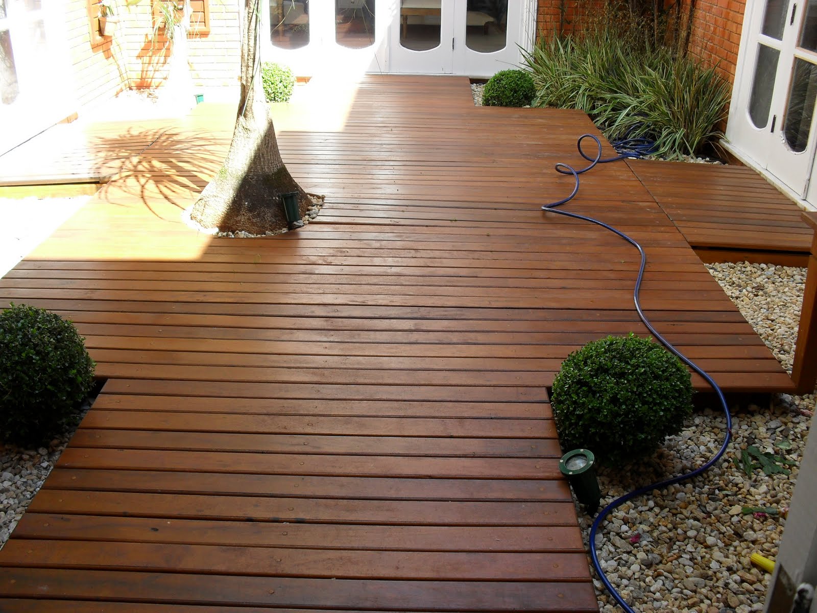 deck em jardim pequeno: Manutenção do deck de madeira do seu jardim ou piscina em 4 passos deck em jardim pequeno: Manutenção do deck de madeira do seu jardim ou piscina em 4 passos
