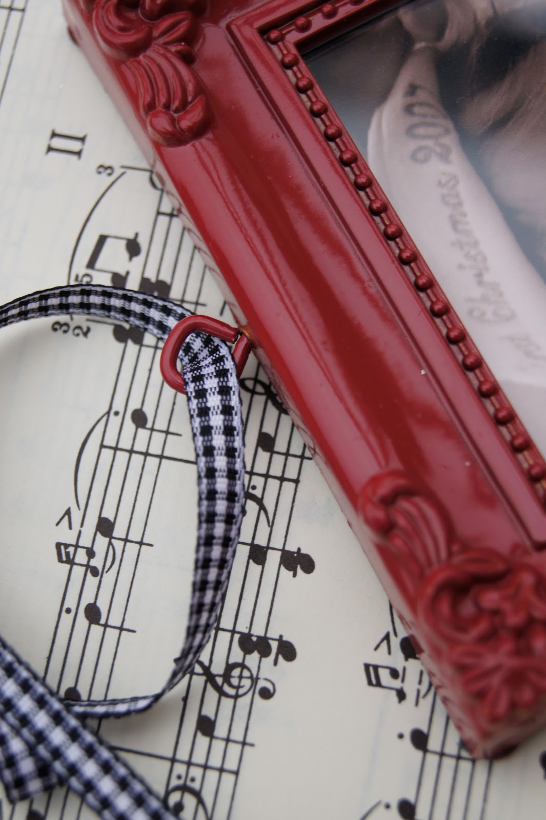 K.I.S.S. {Keep It Simple, Sister} Pottery BarnInspired Picture Frames Ornaments {for 1}