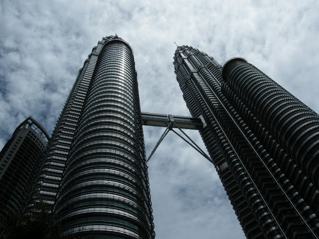 Kuala Lumpur tourist scam near Petronas Towers