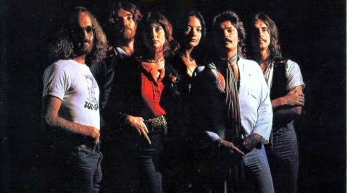 Aleph (Austrália) membros "Aleph" foi uma banda de prog sinfônico formada no início de 1974 em Sydney, Austrália. Mudou-se mais tarde para a costa norte da Nova Gales do Sul, essa conexão do "Aleph" com o norte foi feita por "Ron Carpenter", "Dave Froggatt" e "Dave Highet", todos eles ex-membros da banda "Bogislav" formada na cidade de Armidale. "Aleph" era inicialmente uma banda de seis membros que realizou um repertório todo autoral utilizando Mellotrons, moogs, sintetizador Oberheim e elaborados efeitos de guitarra, juntamente com os instrumentos tradicionais do rock, a música da banda durante os primeiros anos era uma pura influência do "Yes", "Genesis" e "King Crimson". Neste contexto, a banda, juntamente com "Sebastian Hardie", foi a pioneira do prog na Austrália. No final de 1974 "Aleph" gravou seis músicas no "Sydney’s Albert’s Studios", no mesmo lugar que o "AC / DC" gravou também seu álbum de estréia. Curiosamente existia uma conexão entre as duas bandas através do baterista "Ron Carpenter" que tinha saído recentemente do "AC / DC" depois de ter passado grande parte (1973 e 1974) tocando na primeiras formações (AC / DC e Aleph mais tarde ainda tocaram juntos em um show no Sydney Haymarket em 1976). Ao final de 1974 Aleph também começou a fazer shows nos arredores de Sydney, e ao longo dos próximos anos, cada vez mais construindo uma bela sequência através de seu nível elevado de musicalidade. A banda também garantiu um contrato com a "Warner Brothers" nesse período. Embora a reputação do "Aleph" como uma das principais bandas prog do país, estes primeiros anos foram muito difíceis, com uma série de fatores que conspiraram contra a possibilidade de um sucesso nacional. O mais grave foi entre 1976/77 em uma turnê nacional da banda que, infelizmente, resultou em uma significativa perda financeira. A qualidade da gravação do álbum de estréia, "Surface Tension", também foi considerada inaceitável pela banda, que posteriormente, pediu a "Warner Brothers", que lhes permitissem voltar a gravar as músicas. A Warner negou o pedido, no entanto, passou a lançar o LP em 1977. Isto eventualmente levou a banda a encerrar o contrato. "Aleph", em 1978 perdeu o vocalista "Joe Walmsley" por motivo de doença, e nesse mesmo ano teve como resultado $400.000 dólares em dívidas. A banda também foi forçada a abandonar a sua turnê por vários meses depois que "Ron Carpenter" foi convidado a preencher a vaga de baterista temporário em outras bandas. "Carpenter" também passou grande parte de 1979 derramando suas energias na banda "First Light", que gravou e lançou um álbum auto-financiado no mesmo ano. Em 1979, Carpenter convenceu os membros remanescentes do Aleph (e suas famílias) a mudar-se para Byron Bay onde a banda posteriormente reinventou-se. Durante alguns anos depois, a formação foi reduzida a um quarteto e finalmente a um trio, com "Carpenter", eventualmente, assumindo os vocais. Embora concebida como uma banda de membros originais, "Aleph" foi forçado a tocar uma seleção de covers, com estes que vão desde o punk, new wave, música eletrônica e rock clássico. As decisões criativas nesse período funcionaram bem e a banda conseguiu garantir shows quase todas as noites ao longo do Norte e Gold Coast Queensland até 1983. "Carpenter", desde então, Junto com "Idol Minds" (Lismore), eventualmente, conseguiu pagar a maior parte de sua dívida anterior. O único álbum da banda, "Surface Tension" de 1977 é considerado raro, mesmo sendo um importantíssimo marco da cena prog australiana. Recomendo !!!