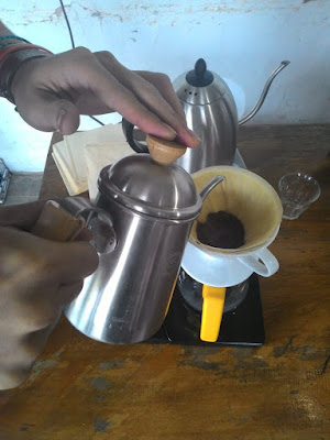 Menyaring Kopi