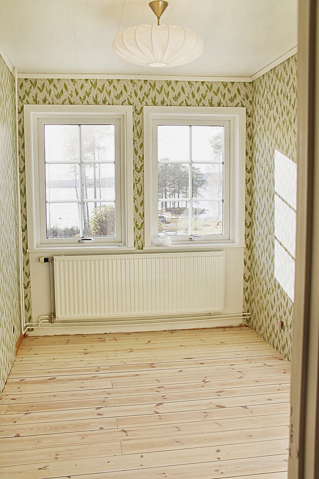 A house with a view: sandberg tapet liljekonvalj & taklampa till ...