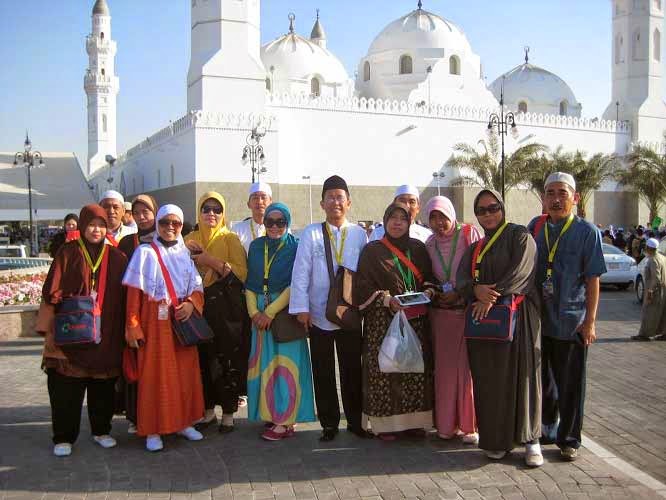 Jamaah umroh sedang berfoto bersama dengan mengambil paket umroh 2015 Jamaah umroh sedang berfoto bersama dengan mengambil paket umroh 2015