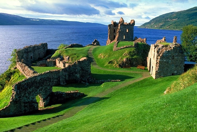 Castillo Urquhart, al lado del Lago Ness Castillo Urquhart, al lado del Lago Ness