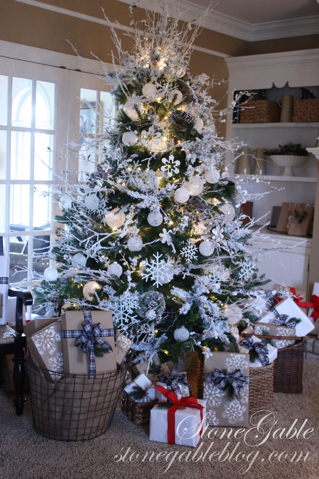 SNOWFLAKE CHRISTMAS TREE