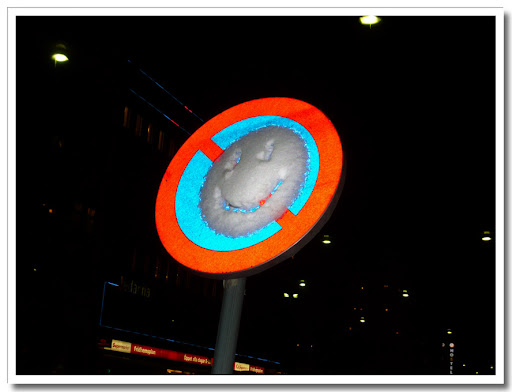Glad vägskylt