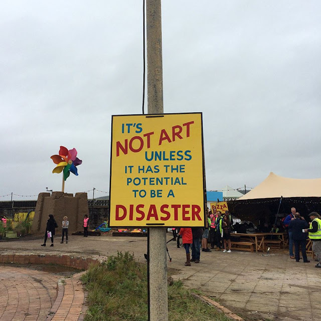 Conheça Dismaland, o parque de diversões dos desastres