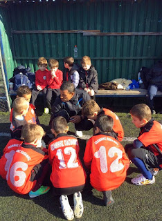 τα τζούνιορ στον πάγκο της ομάδας