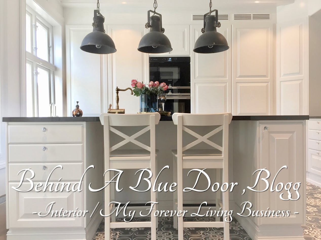 Behind a blue door: stue !