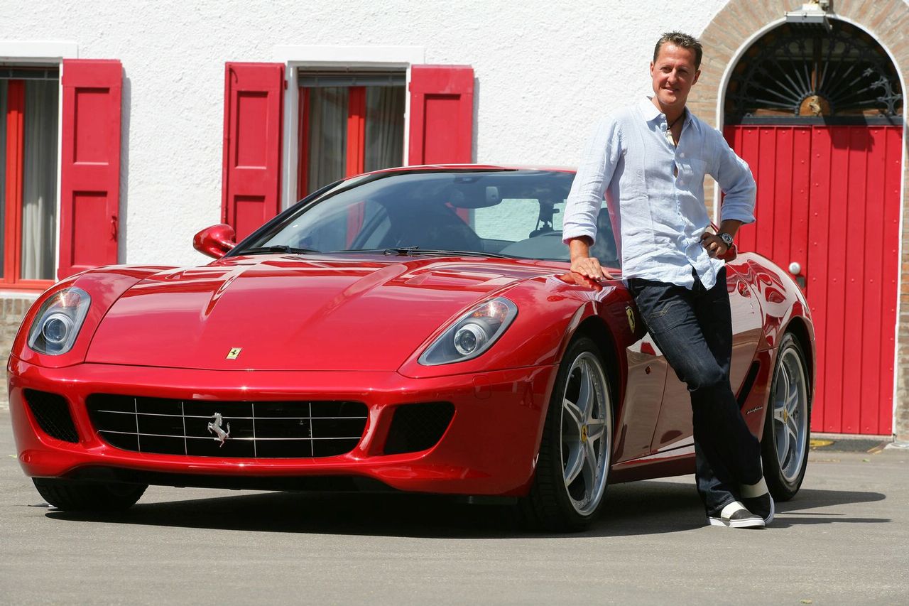 http://4.bp.blogspot.com/-vvsRI-6suAk/TgjSd7gI4cI/AAAAAAAAAio/MRIrqT6tQaw/s1600/michael_schumacher%252Bwith%252Bred%252Bcar.jpg