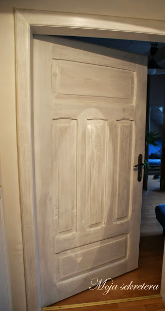 stuletnie drzwi pomalowane na biało
