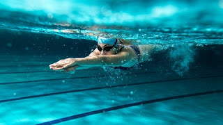 Natação É um dos exercícios mais recomendados pelos médicos a pessoas com problemas crônicos nas costas. Uma das premissas para essa indicação é que as costas não sofrem com a posição exigida pelo exercício nem com o impacto dele, diferentemente de quando se corre, por exemplo. “A natação é um esporte integral, que trabalha especialmente a parte superior do corpo. É um grande tonificador das costas”, diz Pineda. Uma boa rotina de natação também pode ajudar a melhorar a respiração, o que é fundamental para se adotar uma boa postura. “A maioria das dores sentidas nas costas tem a ver com a falta de disciplina do corpo. E a natação, com o movimento constante de braços e pernas, ajuda nisso.”