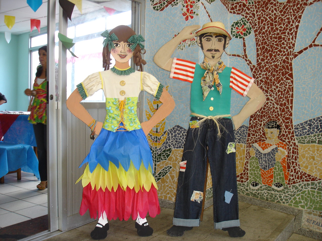 decoracao de interiores sao joao da madeira:Bonecos de madeira enfeitados com diferentes materiais. Colocados na decoracao de interiores sao joao da madeira:Bonecos de madeira enfeitados com diferentes materiais. Colocados na