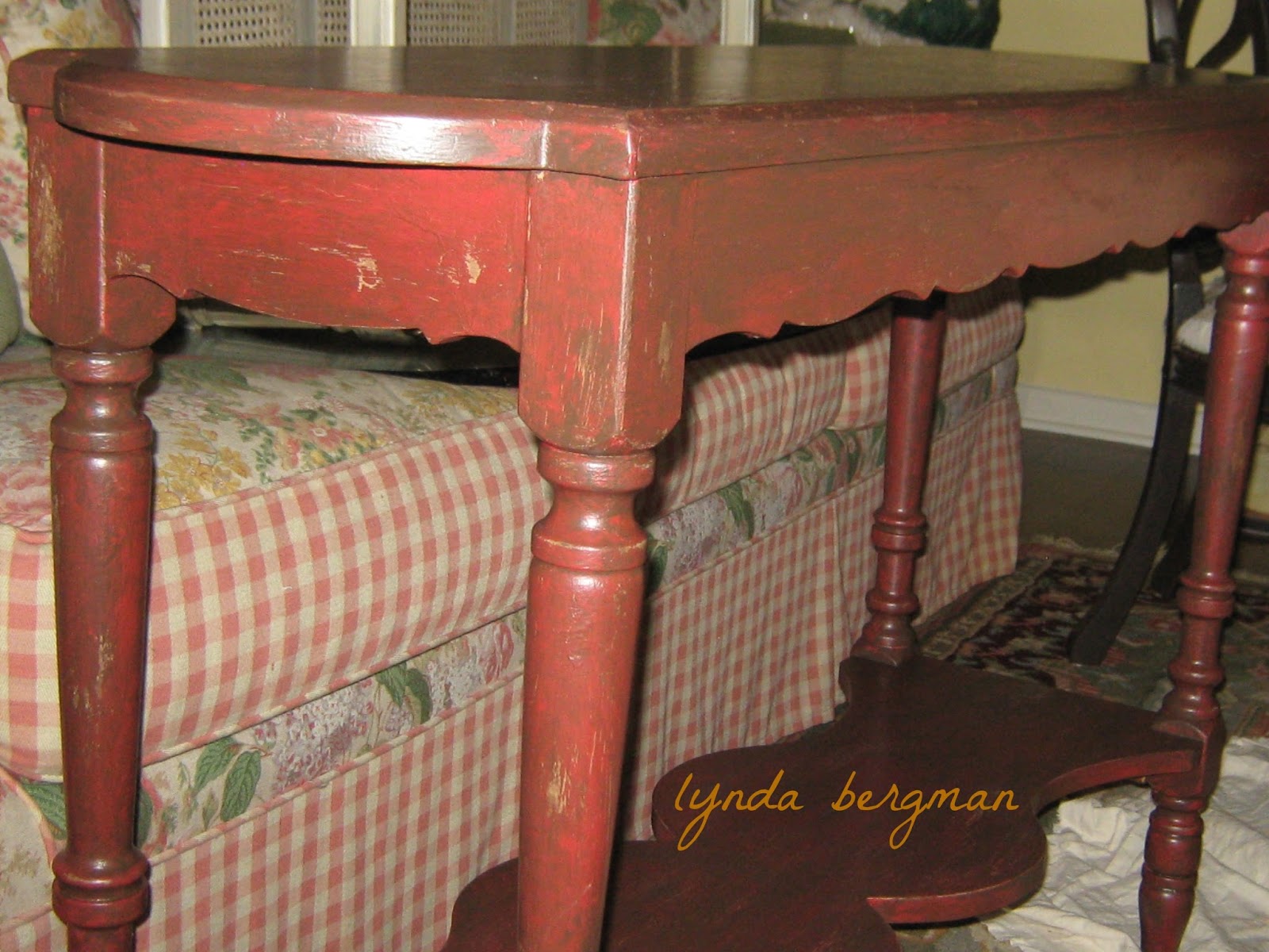 LYNDA BERGMAN DECORATIVE ARTISAN PAINTING RED & DISTRESSING A SMALL SOFA TABLE