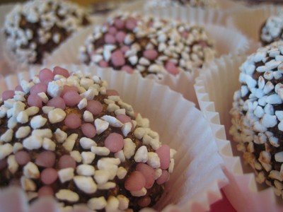 chokladbollar med mörk choklad chokladbollar med mörk choklad