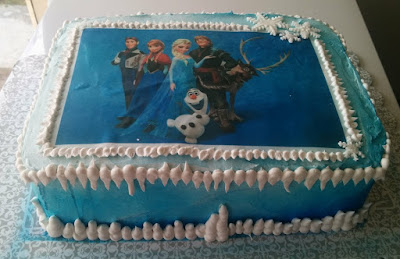 Cake with frozen movie theme, chocolate cake, Brigadeiro fillings decorated with royal icing, fondant and printing on sugar paper. Details made with airbrush.