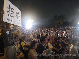 數千人前陳哲一人奮起。20091001 中國建國六十週年在大安森林公園聲援中國人權晚會, 陳立民 Chen Lih Ming (陳哲) 在數千人前高舉「拒統」。此畫面登上世界三大通訊社新聞。