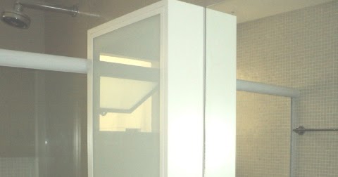 Soma - Marcenaria: Gabinete em laca branca e porta com vidro leitoso