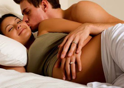 ¿Es seguro mantener relaciones sexuales durante el embarazo? embarazada-pareja-cama
