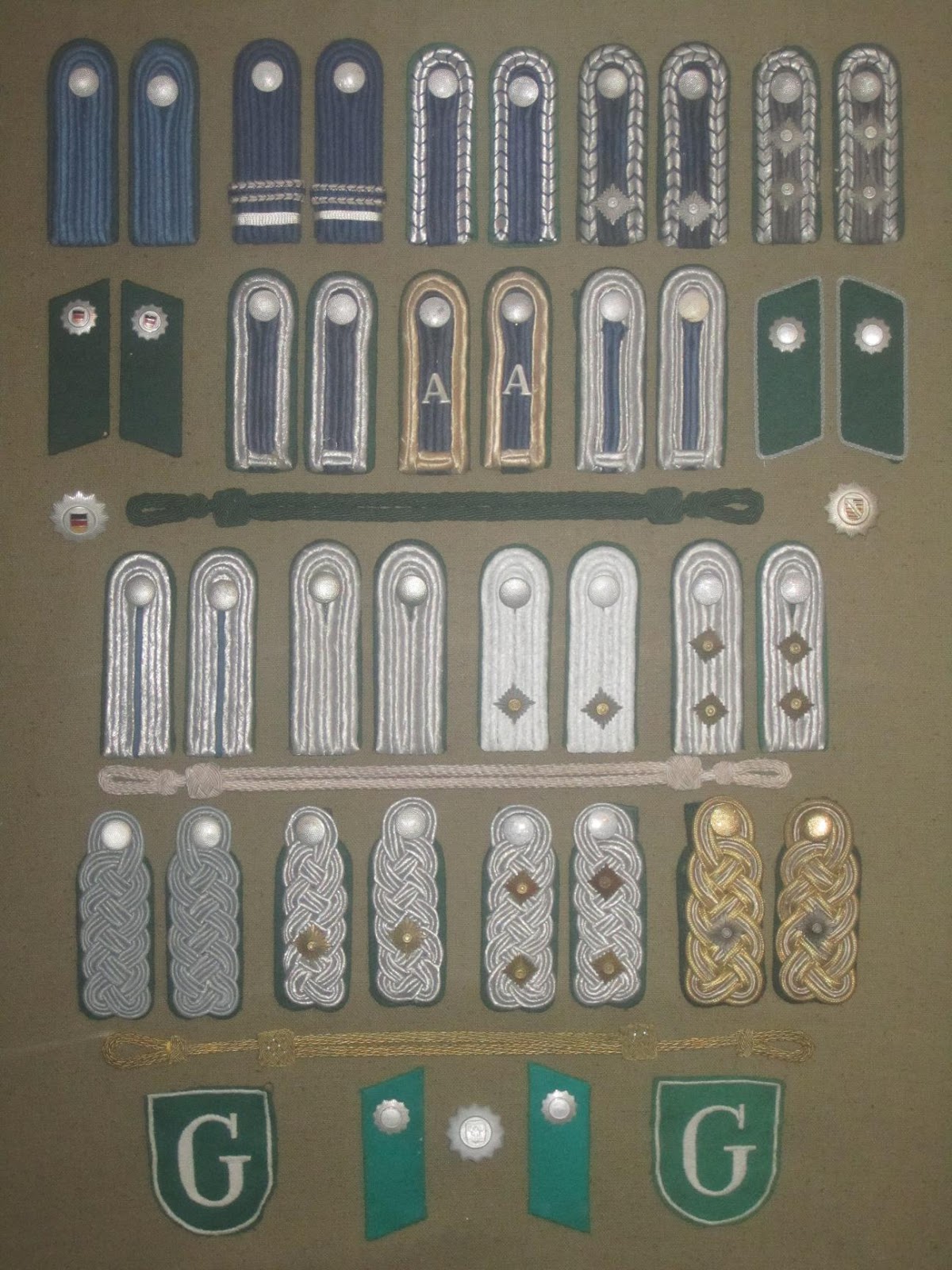 Uniformen der DDR DVP Dienstgradabzeichen und Effekten 1949 54