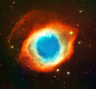Olho de Deus Foto da Nebulosa Helix, também conhecida como Olho de Deus. Resultado da explosão de uma gigante vermelha, estrela muito, mas muito maior que o Sol e bem mais antiga.