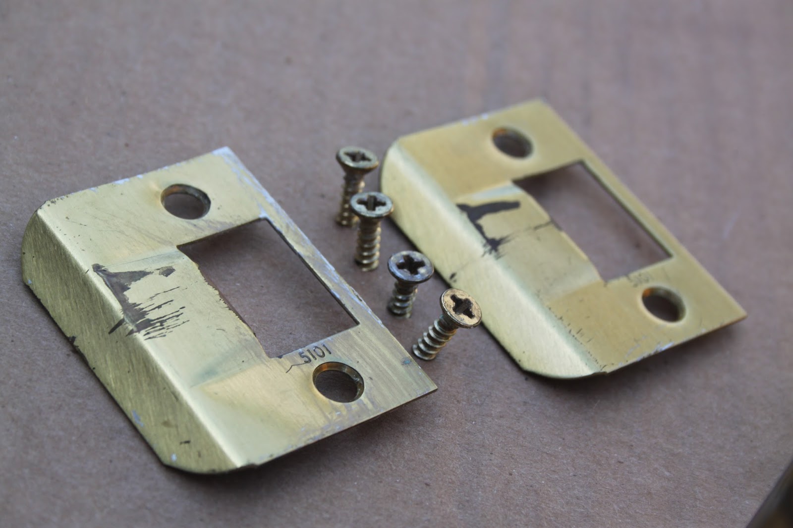 Beautiful Life Made Easy Spray paint your old door knobs and it'll