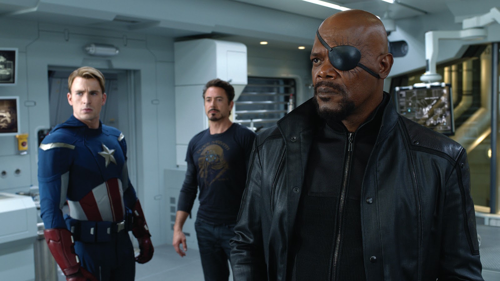 http://4.bp.blogspot.com/-w1nLQPbfTBU/T4yM9a2CzVI/AAAAAAAAAoo/Hl16TQwp4JM/s1600/avengers-chris-evans-robert-downey-jr-samuel-l-jackson.jpg
