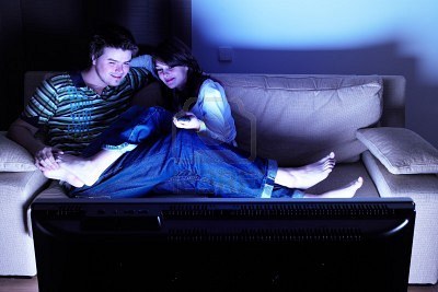 http://4.bp.blogspot.com/-w3oz0yvxCSE/Tu3nJSURTNI/AAAAAAAAChk/pP1vazd5R24/s1600/2038079-couple-on-couch-watching-tv--having-a-great-time.jpg