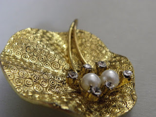 broszka w stylu vintage złota broszka w stylu vintage z perłami